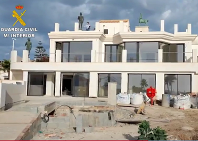 Imagen secundaria 1 - Images from the Guardia Civil video.