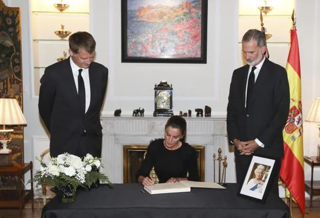 Queen Letizia and King Felipe sign the book of condolence. 