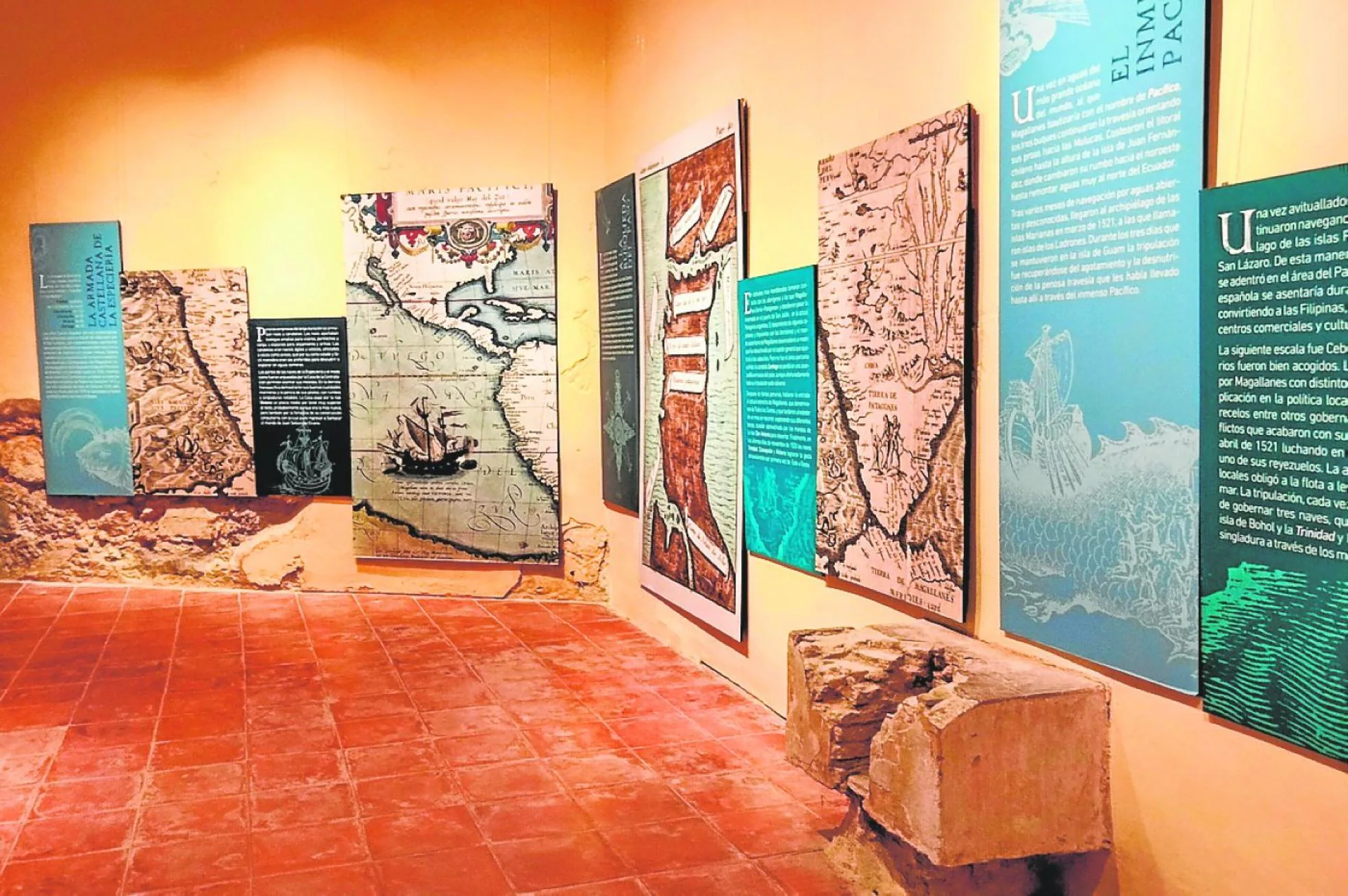 Images of the exhibition about the round-world voyage in Sanlúcar de Barrameda. 