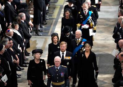 Imagen secundaria 1 - King Felipe and Queen Letizia with other European royals in Westeminster Abbey.