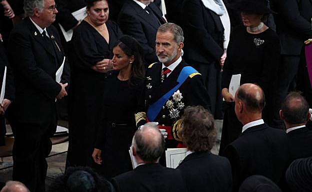 Imagen principal - King Felipe and Queen Letizia with other European royals in Westeminster Abbey.
