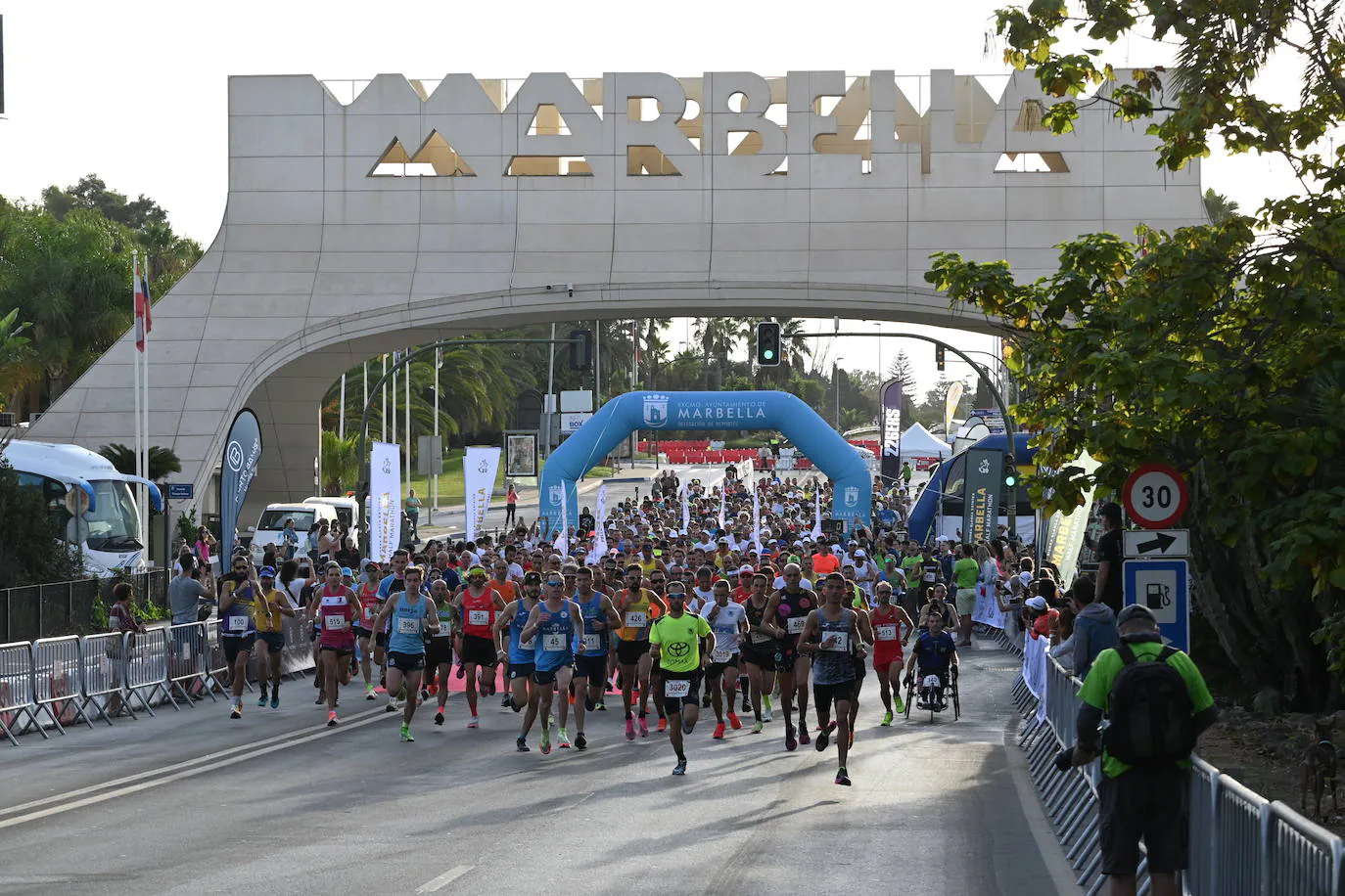 The 655 participating runners at the start of the race. 