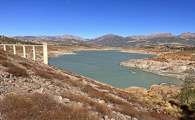 Subtropical fruit growers in Axarquía express anger over water consumption of 14 towns and villages