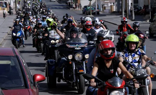 Imagen principal - Thousands of bikers take to the streets of Torremolinos for tenth Komando festival 