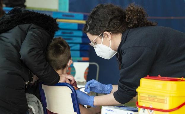 Children under six in Andalucía are being vaccinated against flu for the first time this week