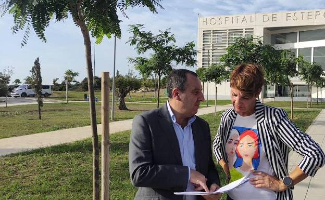 Emma Molina and José Luis Rui Espejo outside the hospital. 