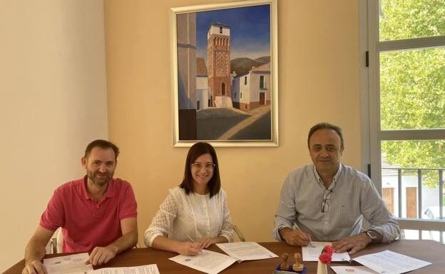 Mayor of Árchez María del Carmen Moreno signing the contract with the company Hermanos Campano 