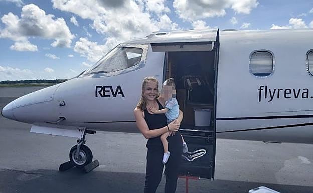 Oliver and his mother Lena boarding the plane taking them to Spain