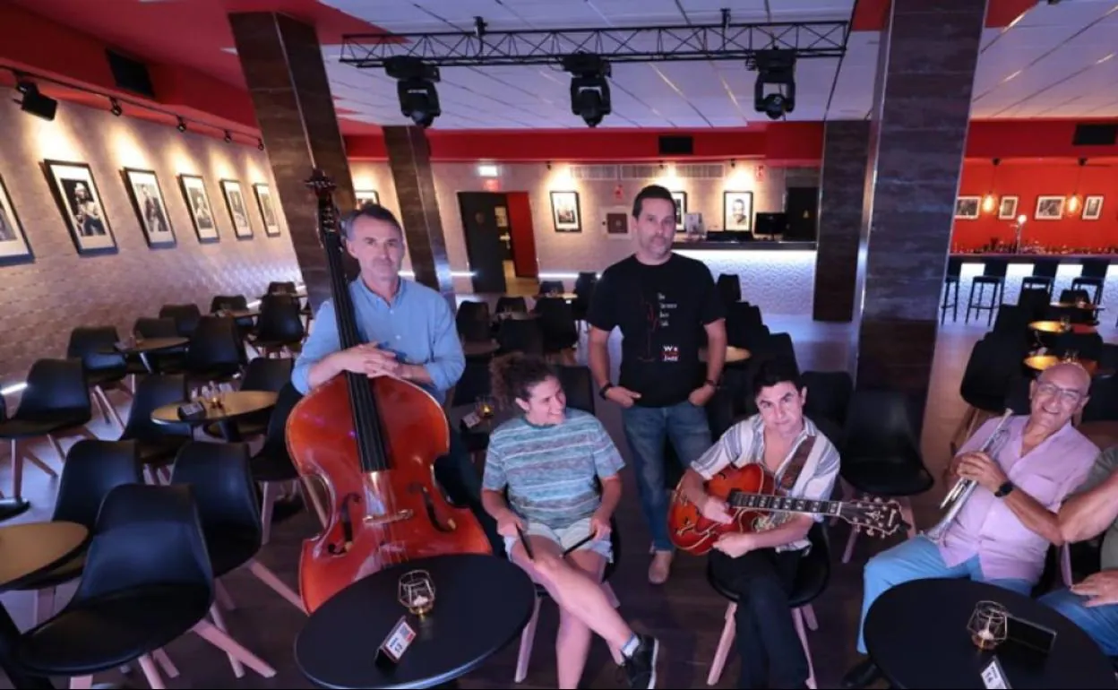 Javier Salinas, standing in the centre, with some of the club's regular jam session musicians. 