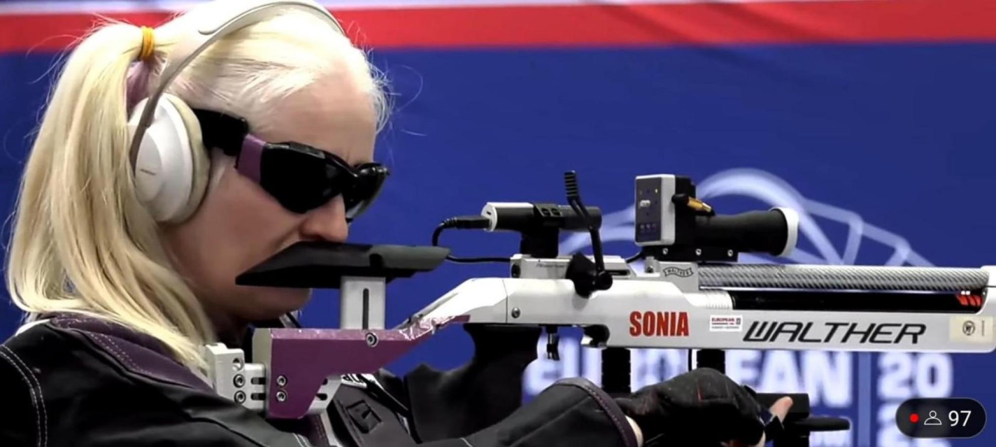 Sonia Rivero competing with her rifle at an event.