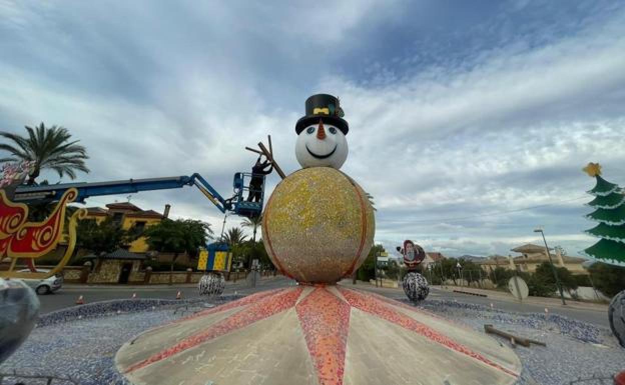 The installation of the town’s Christmas decorations begins. 