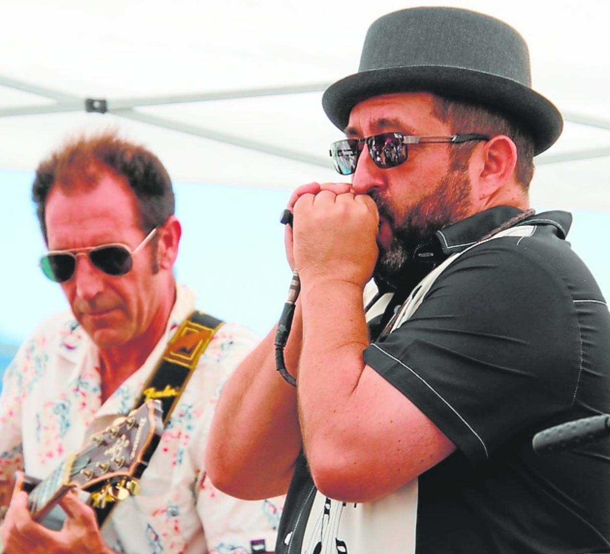 Blues musicians Victor Sánchez and Paul Stylianou. 