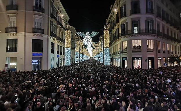 Crowds in Calle Larios watch the light show.