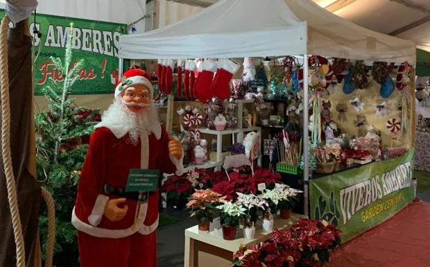 Imagen principal - Christmas market opens in Torrox with stalls, live music and an ice rink