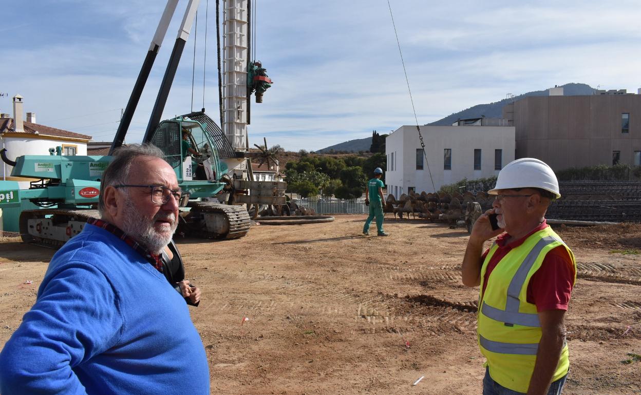 Mayor Joaquín Villanova visits the site of the new theatre. 
