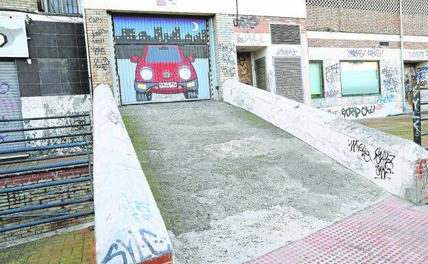 Around 28,000 communities of owners in Malaga province still need to update their garage doors