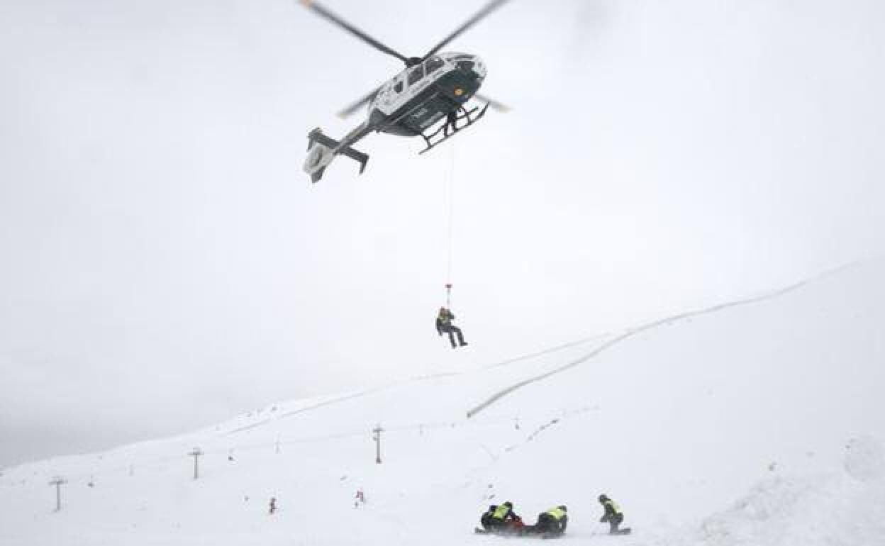 File image of a rescue simulation in Granada's Sierra Nevada. 