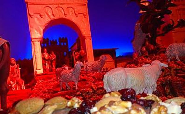 Imagen principal - Scenes from the nativity, school children waiting to visit the display 