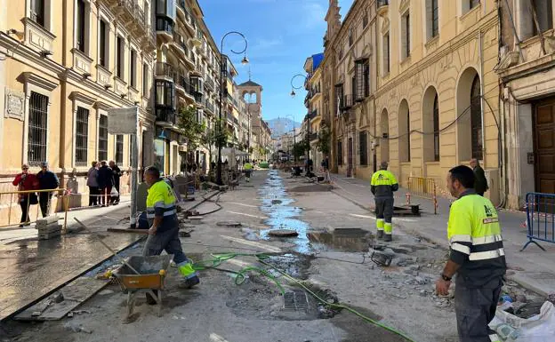 Imagen principal - Malaga province turns into a building site as councils race to finish plans before elections
