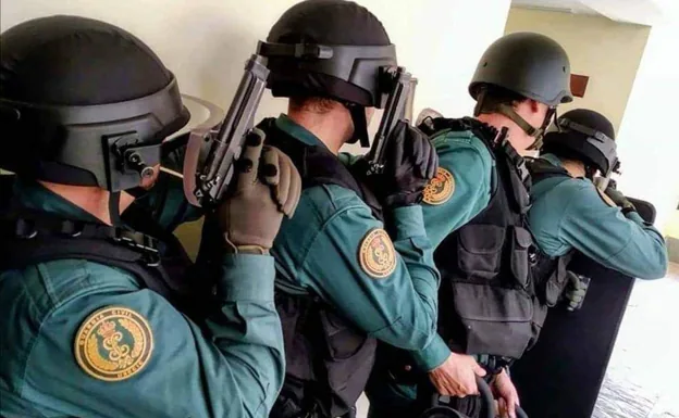 Controversy over issue of cheap guns to Spain&#039;s Guardia Civil police force&#039;s crack units
