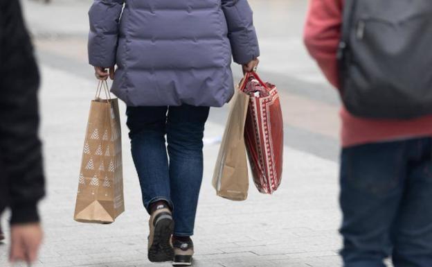 Will the shops and supermarkets in Spain be open this holiday Monday, 26 December?