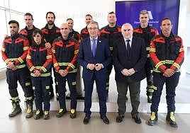 Francisco Salado and Manuel Marmolejo with the firefighters who travelled to Turkey.