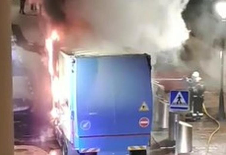 Waste collection lorry catches fire on early morning round in Fuengirola