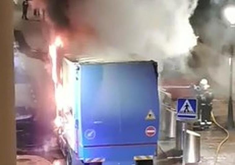 Waste collection lorry catches fire on early morning round in Fuengirola