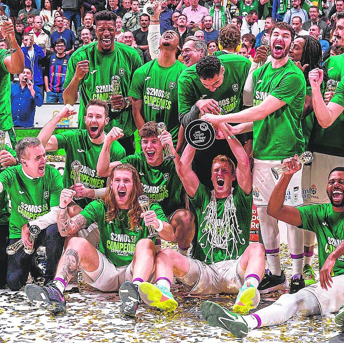 The Unicaja basketball team celebrating victory.