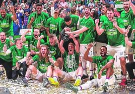 The Unicaja basketball team celebrating victory.