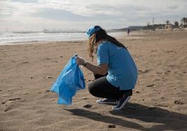 Volunteers needed for beach clean up.