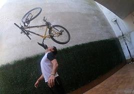 Christian, in one of his record-breaking stunts, balancing a mountain bike on his chin.