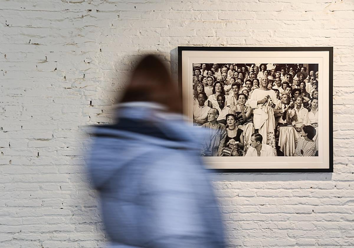 Picasso at a bullfight, in one of the photos by Edward Quinn in the exhibition at La Malagueta.