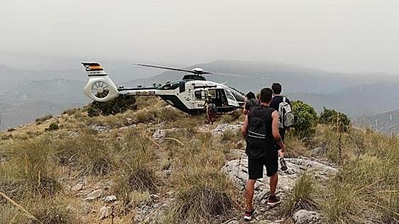 Injured hiker rescued by mountain rescue helicopter after Nerja fall