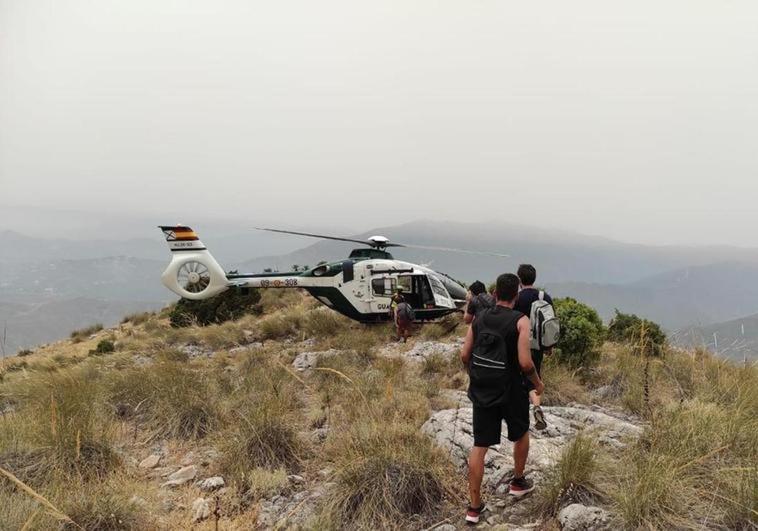 Injured hiker rescued by mountain rescue helicopter after Nerja fall