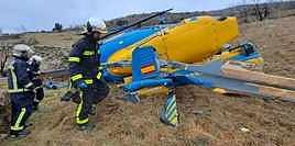 Firefighters at the scene of the helicopter crash near Robledo de Chavela (Madrid) on Sunday.