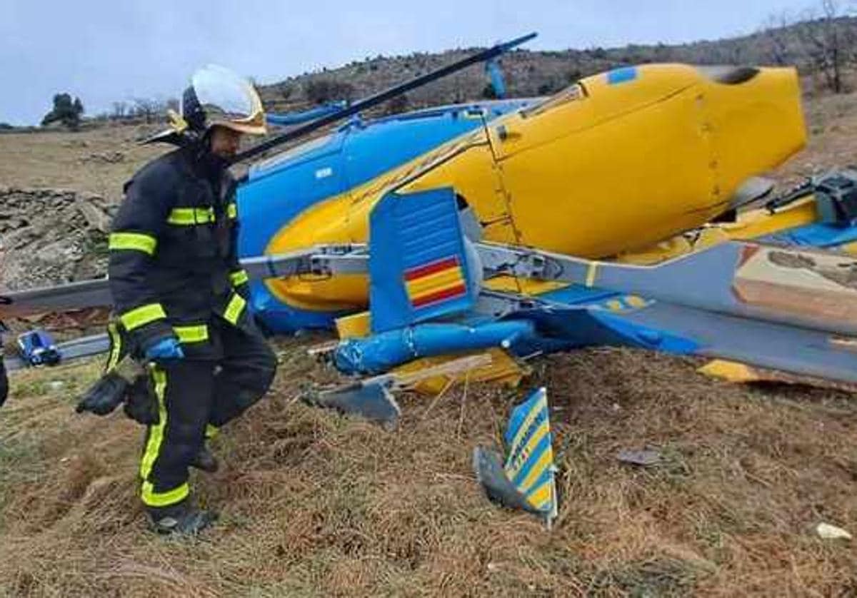 Firefighters at the scene of the helicopter crash near Robledo de Chavela (Madrid) on Sunday.