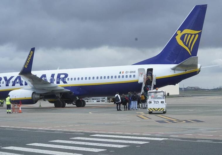 Archive image of passengers boarding a Ryanair plane.