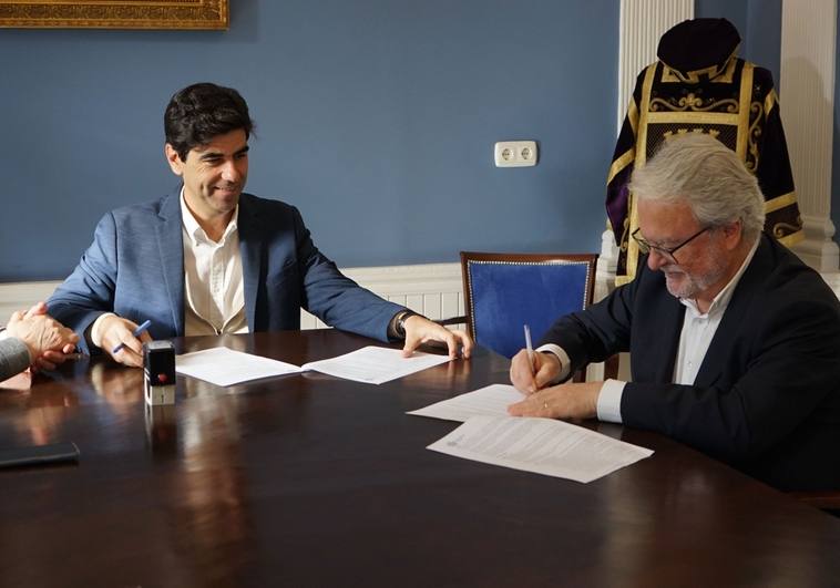 Francisco Santos and Francisco Aranda sign the agreement.