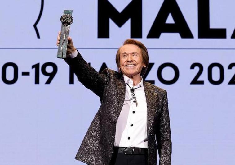 The focus is on Malaga from Friday, 10 March until 19 March. Singer Raphael, after receiving his Biznaga de Oro award at the city's Cervantes theatre on the opening night.
