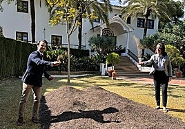 Víctor Wilhelmi and Katharina Roher-Zaiser, directors of the clinic at the opening of the insect refuge