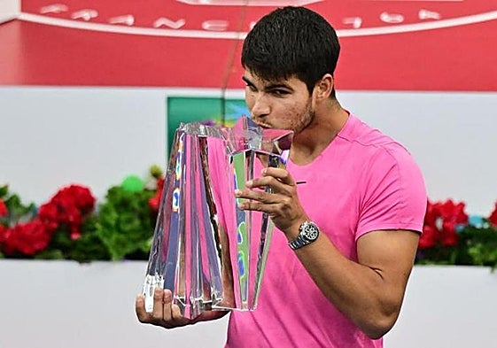 Alcaraz kisses the Indian Wells trophy on Sunday.