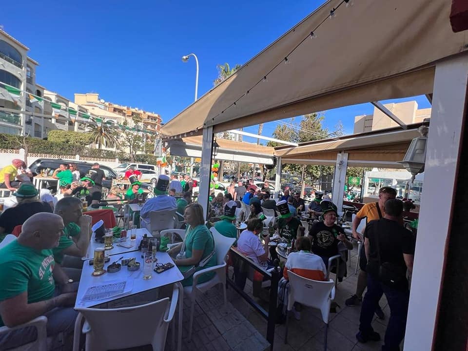 Imagen principal - Top: Montemar party. Left: Mayor of Benalmádena, Víctor Navas, enjoys a pint of Guinness with members of the Irish Association of Spain. Right: Tara Tallon (right), owner of Pat Murphys Bar in Montemar.
