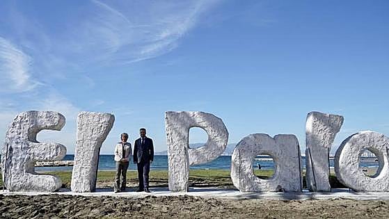 Giant Costa del Sol beach name letters spark debate: El Palo or Er Paro?
