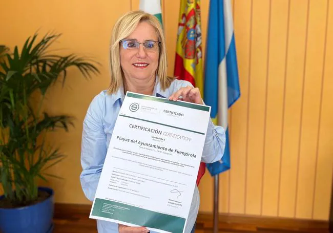 Mayor Ana Mula with the new sustainability certificate.