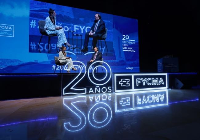 Junta de Andalucía Minister of Tourism, Arturo Bernal, talks with the moderator of the 20th anniversary event at the Palacio de Ferias.