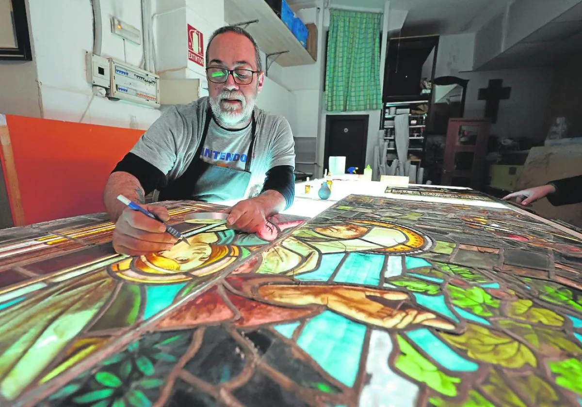 The local expert restoring Jaén Cathedral&#039;s stained glass