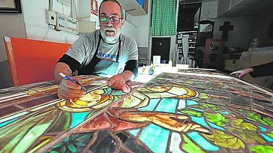 The local expert restoring Jaén Cathedral's stained glass