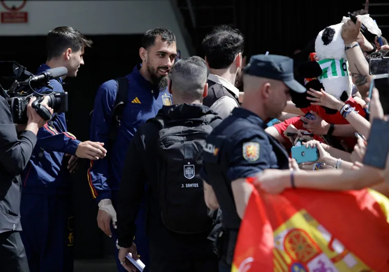 Borja Iglesias, centre, and Álvaro Morata, left, greet fans in Malaga this Friday afternoon.
