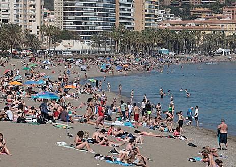 Imagen secundaria 1 - Watch as the crack Spanish Air Force aerobatics display team wows the crowds in Malaga